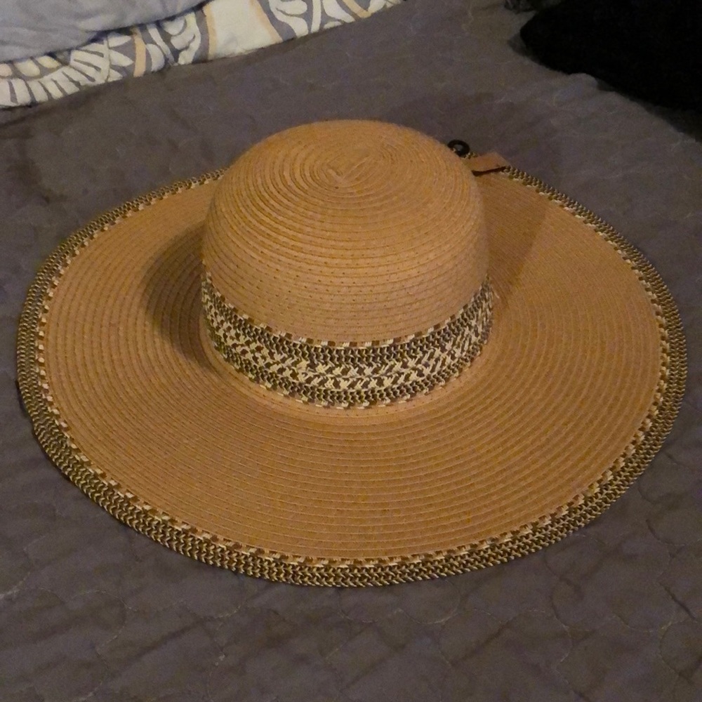100% paper boutique-bought hat